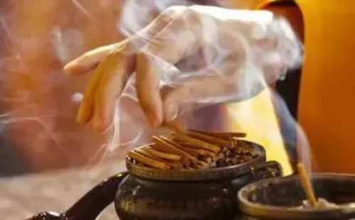 在佛教寺院拜佛上香的正确姿势