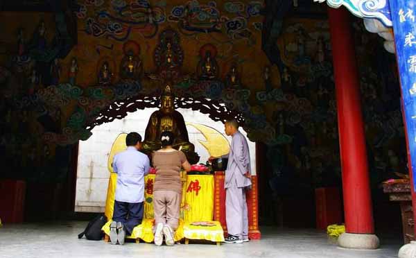 去寺庙拜佛时要怎么祈福许愿